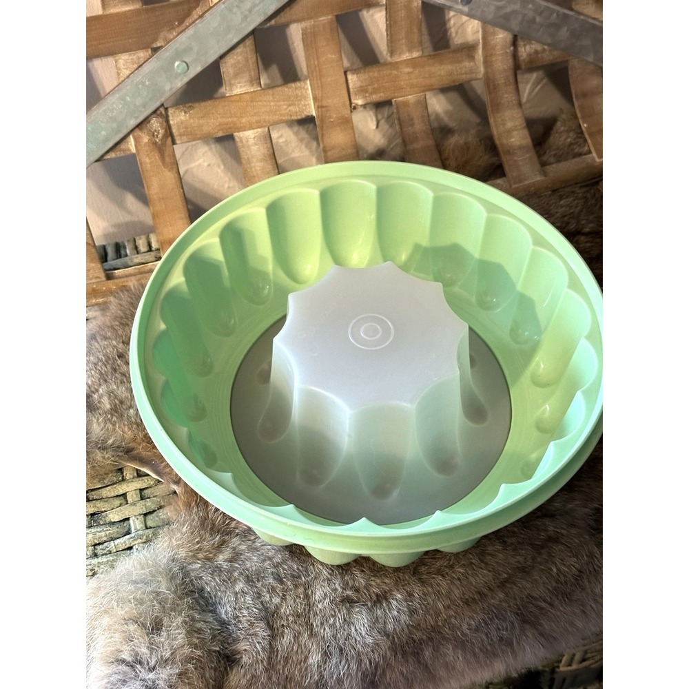 9" Tupperware Jello Mold Classic Ice Ring Mint‎ Green Vintage Mid Century